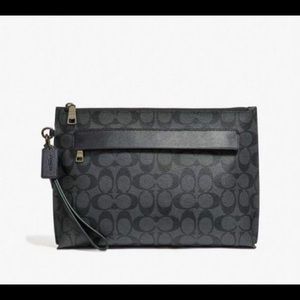 Brand new Clutch Signature Coach purse